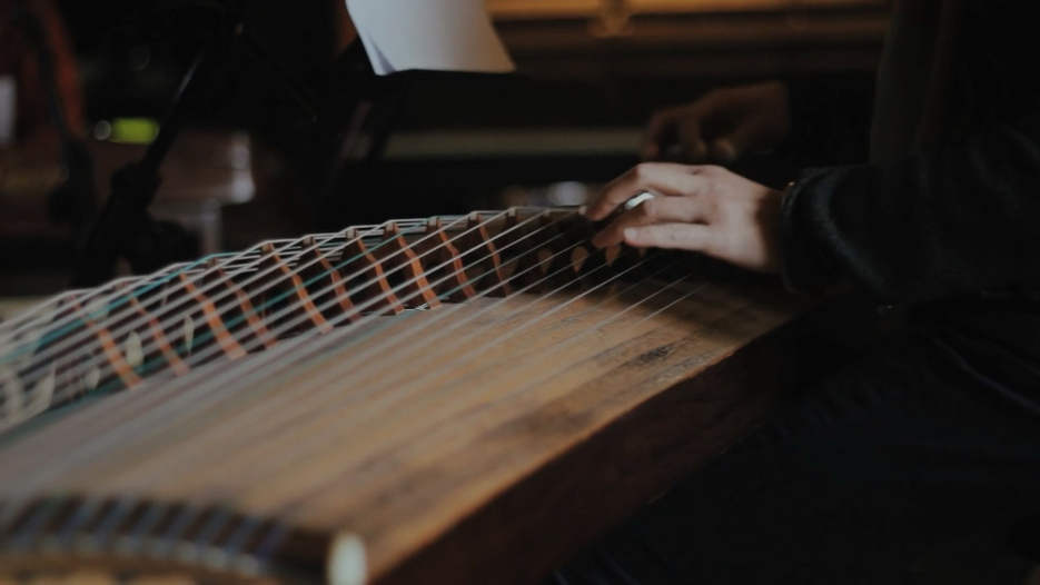 lesson-banner playing Guzheng